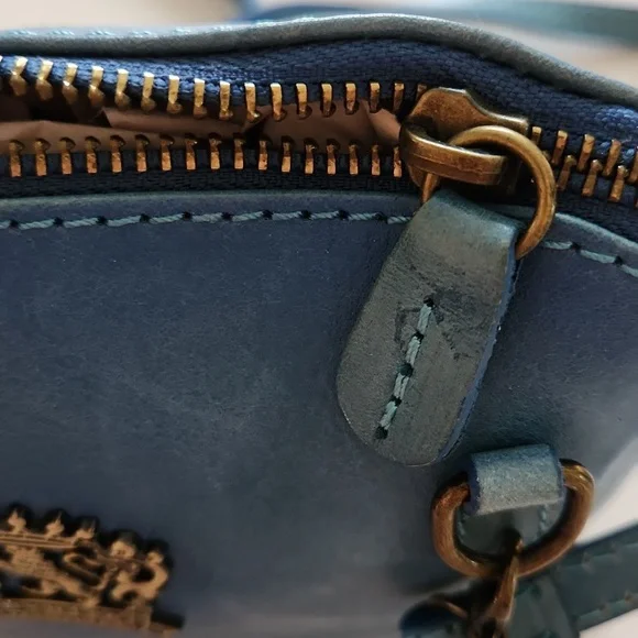 Pratesi Firenze blue fine Italian leather Crossbody. EUC. Apx 7 x 6.5 x 3. - Picture 3 of 6